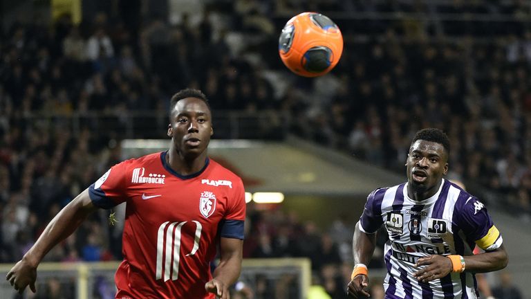 Toulouse's French defender Serge Aurier (R) vies with Lille's French midfielder Soualiho Meite during the French L1 football match Toulouse vs Lille on Apr
