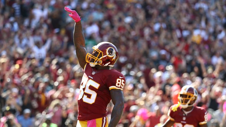 LANDOVER, MD - OCTOBER 16: Tight end Vernon Davis #85 of the Washington Redskins celebrates after scoring a second quarter touchdown against the Philadelph