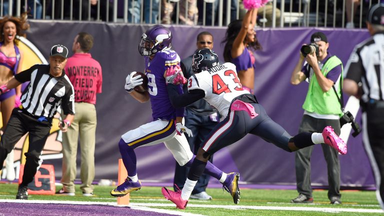 MINNEAPOLIS, MN - OCTOBER 9:  Adam Thielen #19 of the Minnesota Vikings makes a catch to score a touchdown in the first quarter against the Houston Texans 