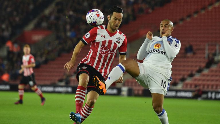 Southampton defender Maya Yoshida (L) vies with Sunderland midfielder Wahbi Khazri