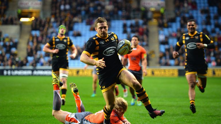 Jimmy Gopperth of Wasps escapes a tackled by Joel Hodgson 