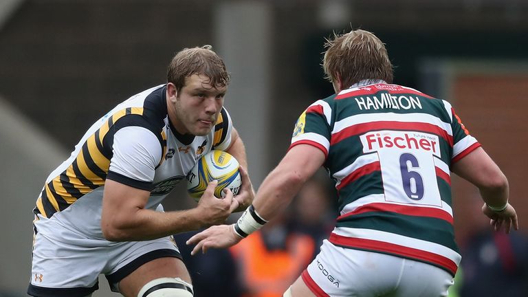 Joe Launchbury of Wasps takes on Luke Hamilton during the Aviva Premiership match between Leicester Tigers and Wasps at Welford Road
