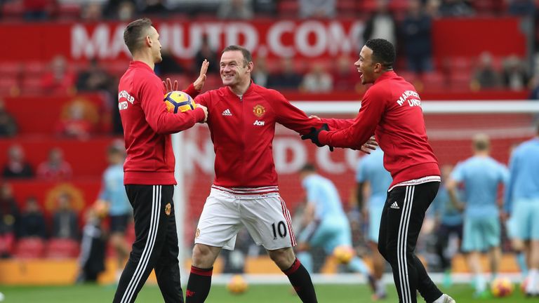 Wayne Rooney of Manchester United (C) shares a smile with his Morgan Schneiderlin (L) and Memphis Depay