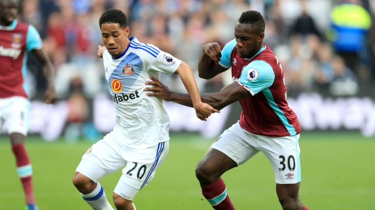 Steven Pienaar tries to get away from Michail Antonio 