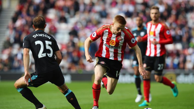 SUNDERLAND, ENGLAND - OCTOBER 01: Duncan Watmore of Sunderland (R) takes the ball past Craig Dawson of West Bromwich Albion (L) during the Premier League m