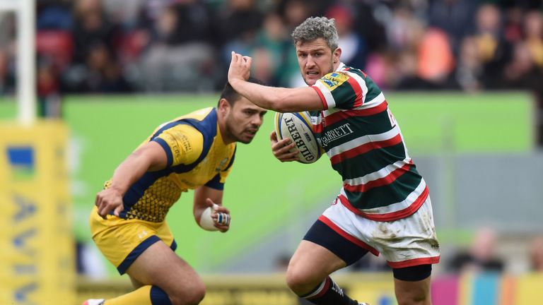 Tom Brady of Leicester Tigers gets away from Ben Te'o of Worcester Warriors during the Aviva Premiership match