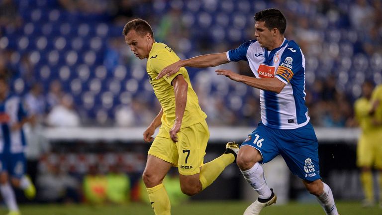 Villarreal's Russian midfielder Denis Cheryshev (L) vies with Espanyol's midfielder Javier Lopez (R) during the Spanish league football match RCD Espanyol 