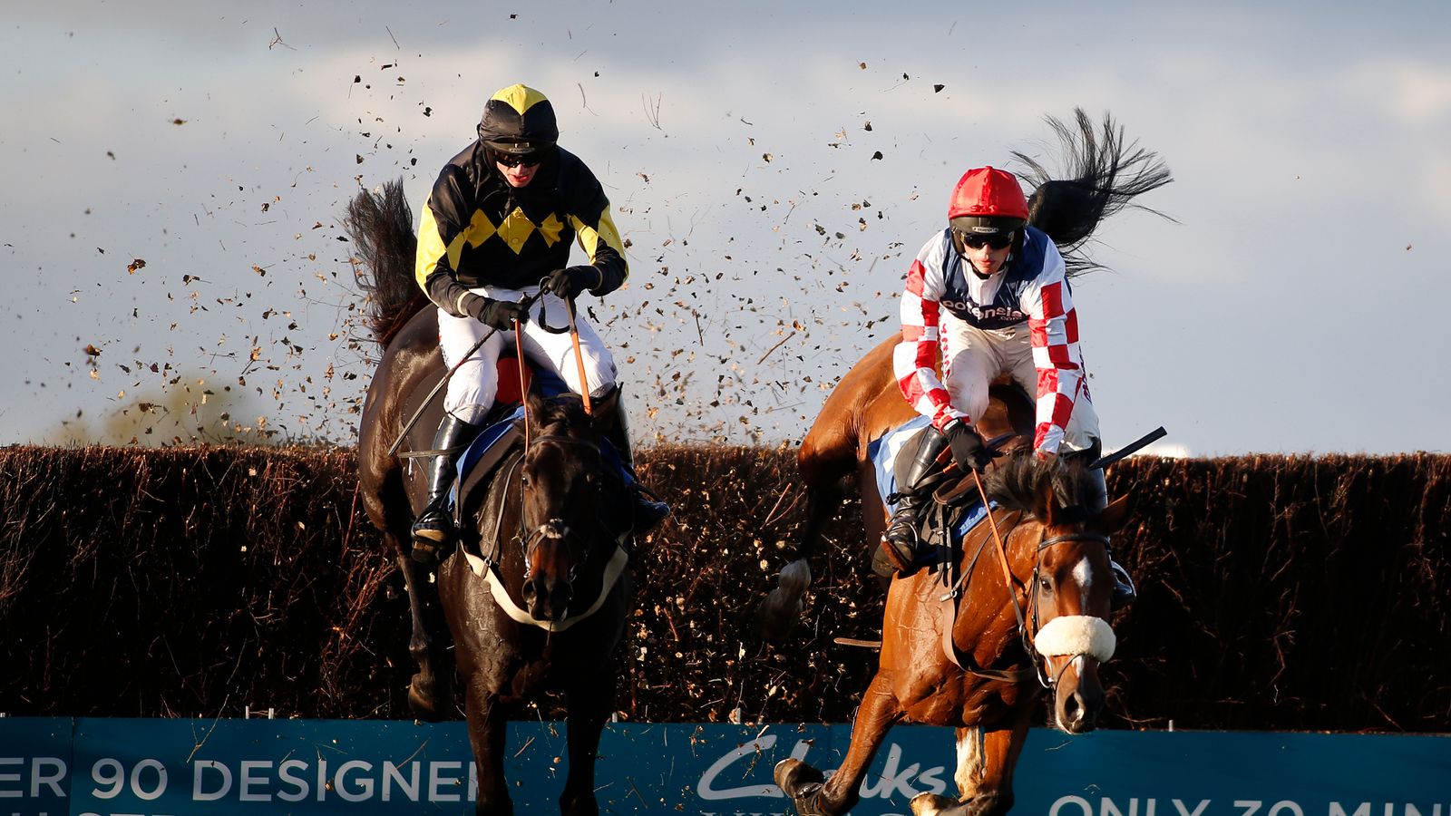 Gentleman Jon wins dramatic Badger Ales Trophy Handicap Chase at
