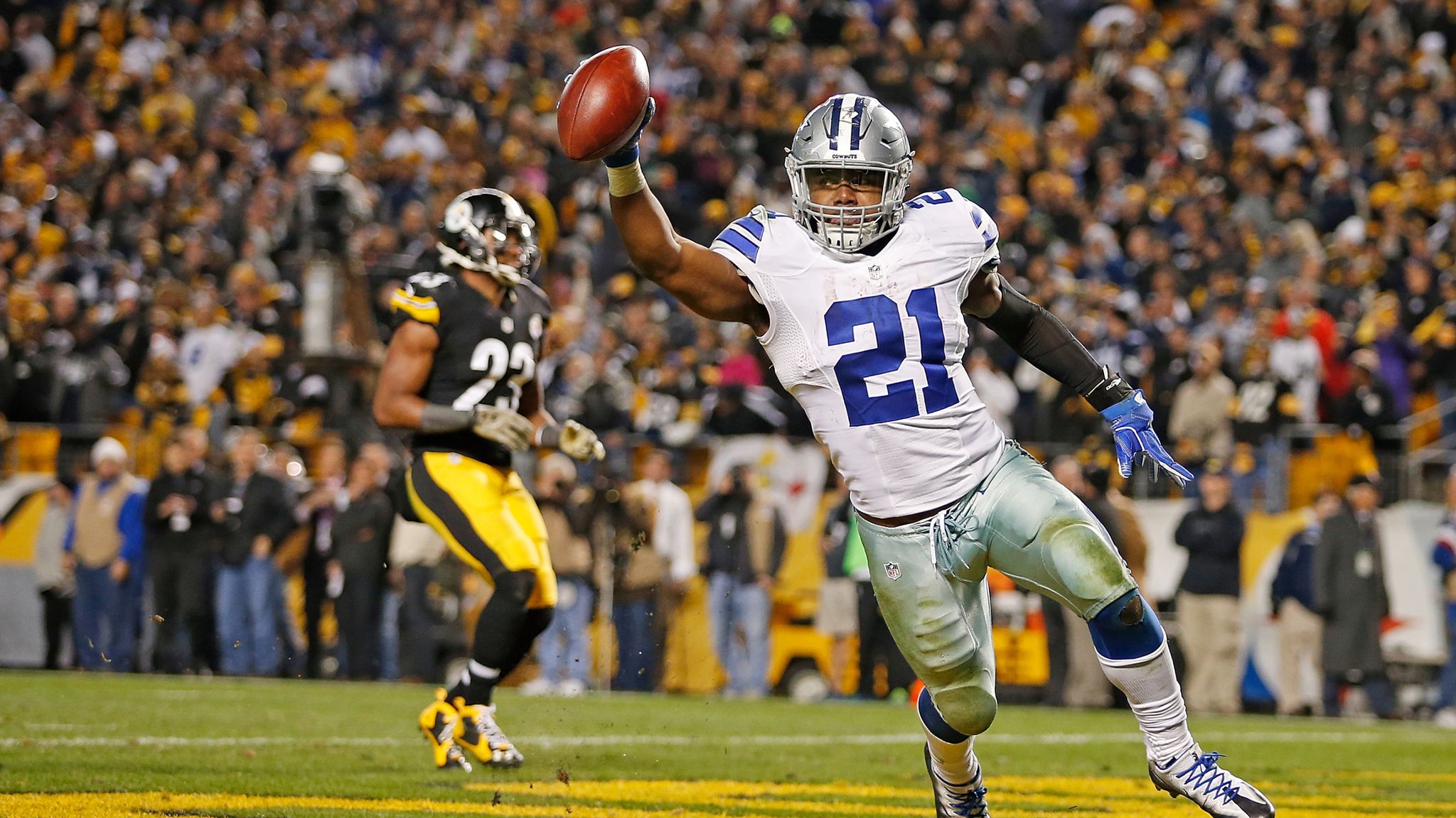 Sep 08, 2019: Dallas Cowboys volver corriendo Ezequiel Elliott #21 escupe  agua antes de un juego de la NFL entre los New York Giants y los Dallas  Cowboys en AT&T Stadium en