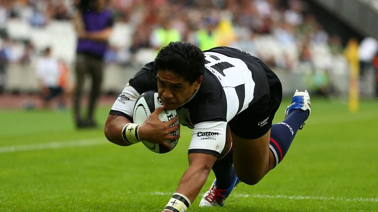 Ben Tapuai scores a try for the Barbarians at the Olympic Stadium in 2015