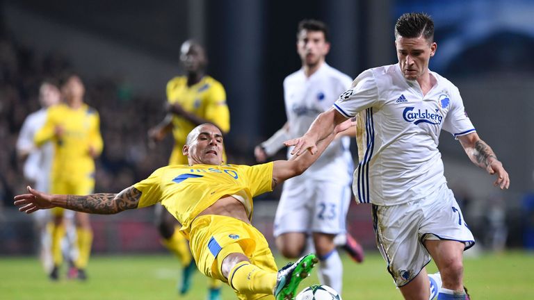 Benjamin Verbic takes on Maxi Pereira 