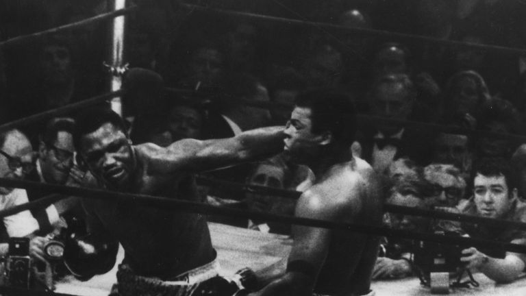 29th September 1975:  The World Heavyweight title fight between Joe Frazier (left) and Muhammad Ali (1942 - ) at Madison Square Garden. Frazier won on poin