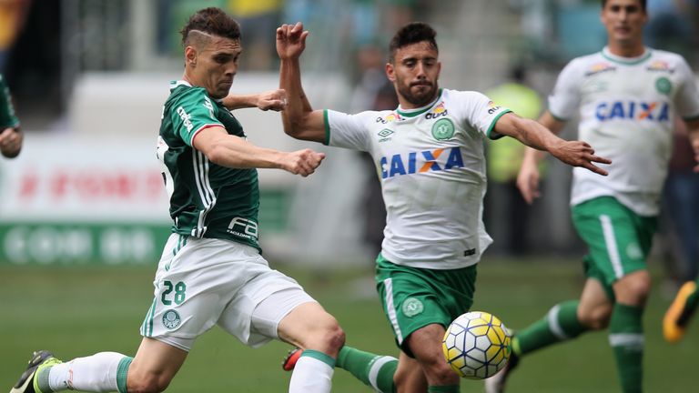 SAO PAULO, BRAZIL - NOVEMBER 27:  Moises of Palmeiras fights for the ball with Alan Ruschel of Chapecoense during the match between Palmeiras and Chapecoen