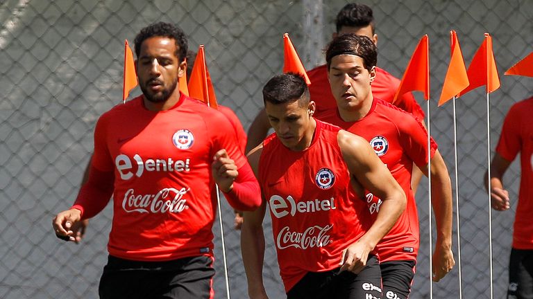 Picture released by Photosport Chile showing Chile's players Jean Beausejour (L) and  Alexis Sanchez (R) in Santiago on November 8, 2016 during a training 