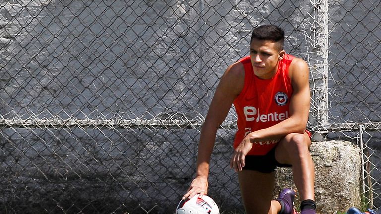 Picture released by Photosport Chile showing Chile's player Alexis Sanchez taking a break in Santiago on November 8, 2016 during a training session ahead o