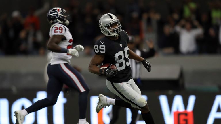 MEXICO CITY, MEXICO - NOVEMBER 21:   Amari Cooper #89 of the Oakland Raiders scores a touchdown during the fourth quarter against the Houston Texans at Est