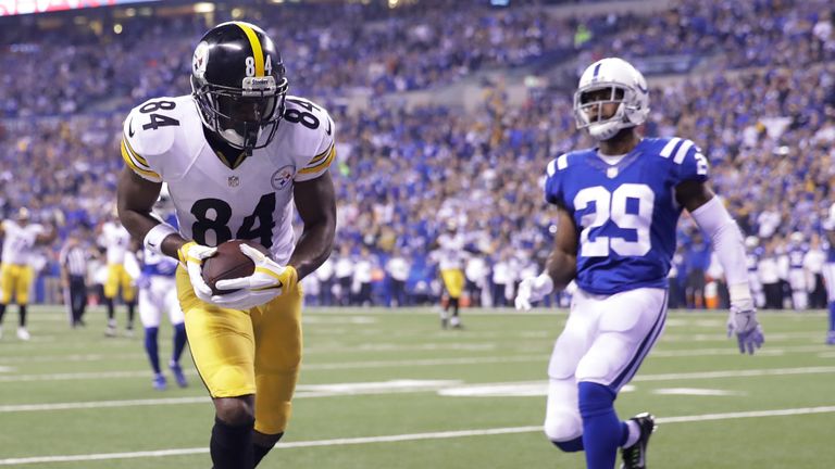 INDIANAPOLIS, IN - NOVEMBER 24:  Antonio Brown #84 of the Pittsburgh Steelers catches a pass for a touchdown during the first quarter of the game against t