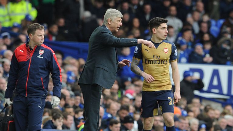 Arsene Wenger gives instructions to Arsenal's Hector Bellerin