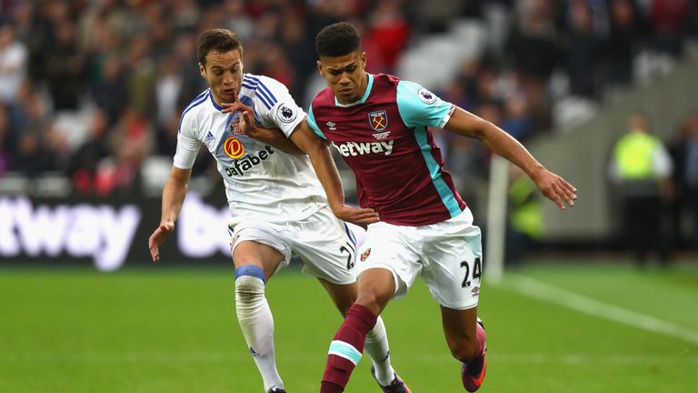 LONDON, ENGLAND - OCTOBER 22:  Javier Manquillo of Sunderland (L) and Ashley Fletcher of West Ham United (R) battle for possession during the Premier Leagu