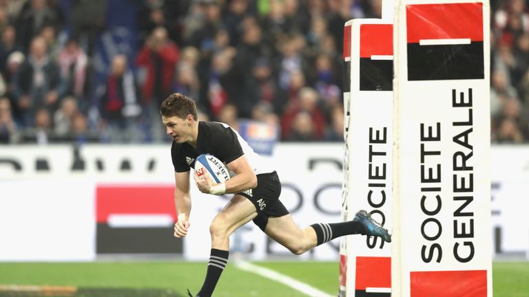 Beauden Barrett of the All Blacks scores a try during the international rugby match between France and New Zealand at Stade de France 26/11/2016