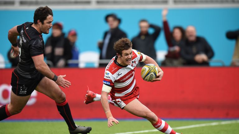 Billy Burns of Gloucester Rugby runs in to score a try during the Aviva Premiership match between Saracens and Gloucester 27/11/2016