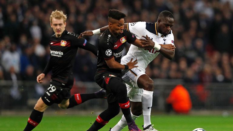 Tottenham Moussa Sissoko (R) vies with Leverkusen's Brazilian defender Wendell 