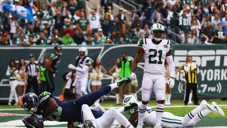 EAST RUTHERFORD, NJ - OCTOBER 02:  C.J. Spiller of the Seattle Seahawks scores a touchdown against Darron Lee #50 and David Harris #52 of the New York Jets