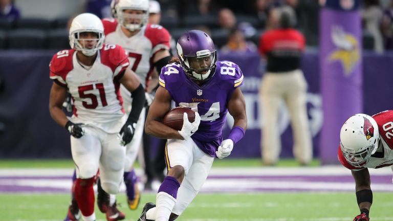 MINNEAPOLIS, MN - NOVEMBER 20: Cordarrelle Patterson #84 of the Minnesota Vikings carries the ball in the second half of the game against the Arizona Cardi