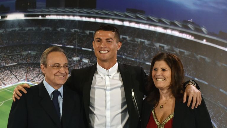 Cristiano Ronaldo (C) with club president Florentino Perez and his mother Maria Dolores dos Santos Aveiro