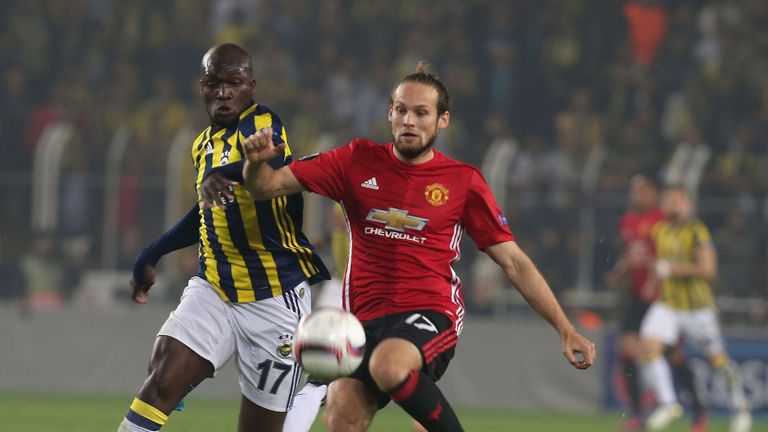 Daley Blind says Manchester United players must remain united 