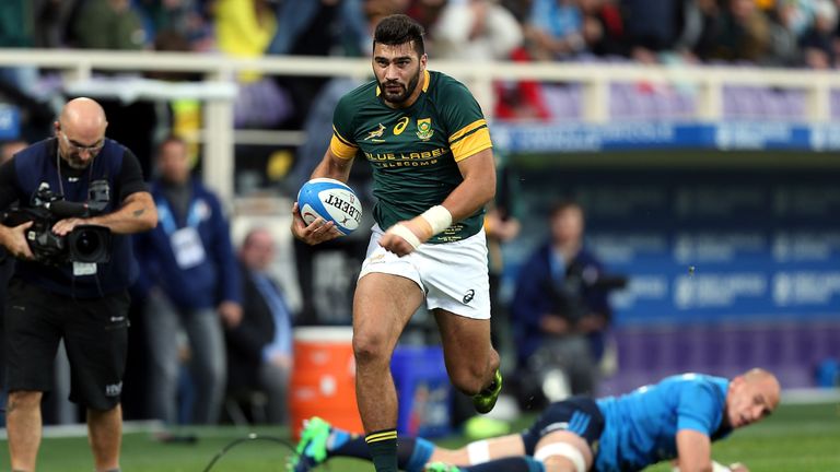 Damian de Allende breaks down the wing to score for South Africa