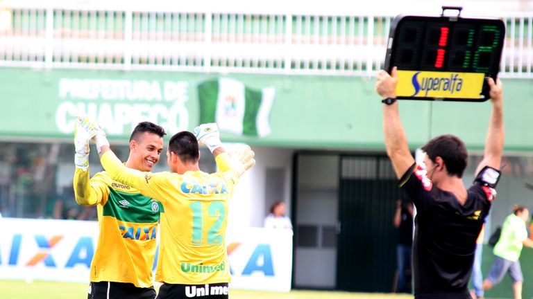 CHAPECO, BRAZIL - NOVEMBER 30: Goalkeepers #1 Danilo (L) and Nivaldo #12 of Chapecoense celbrate during a match between Chapecoense and Cruzeiro for the Br