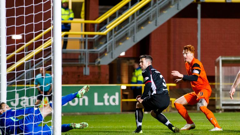 DUNDEE UNITED V DUNFERMLINE.  Dundee United's Simon Murray (9) scores his side's first goal