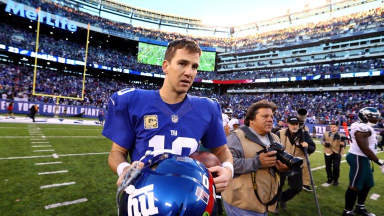 EAST RUTHERFORD, NJ - NOVEMBER 06:  Eli Manning #10 of the New York Giants runs off the field after defeating the Philadelphia Eagles with a score of 28 to