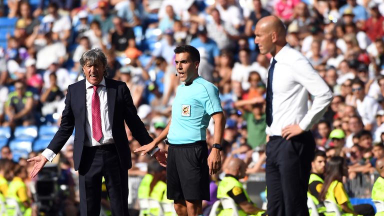 Osasuna's coach Enrique Martin Monreal (L) gestures past Real Madrid's French coach Zinedine Zidane  during the Spanish league football match Real Madrid C