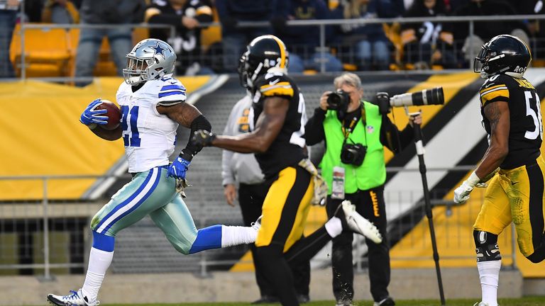 PITTSBURGH, PA - NOVEMBER 13:  Ezekiel Elliott #21 of the Dallas Cowboys rushes towards the end zone past William Gay #22 of the Pittsburgh Steelers for an