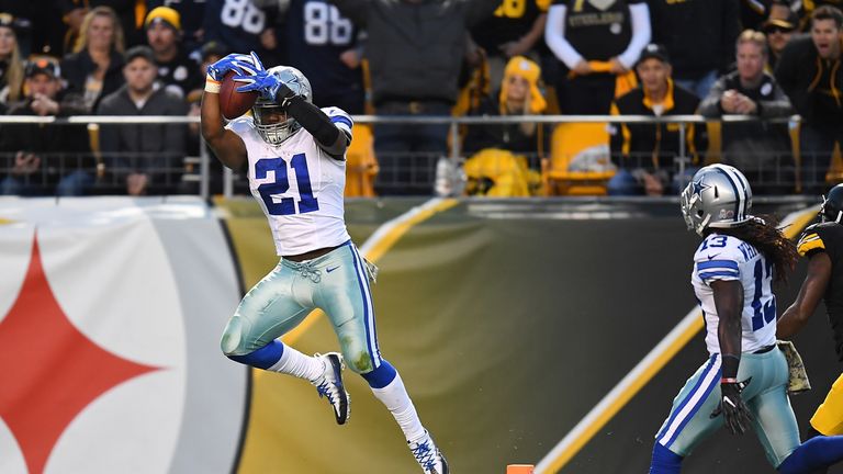 PITTSBURGH, PA - NOVEMBER 13:  Ezekiel Elliott #21 of the Dallas Cowboys jumps into the end zone for an 83 yard touchdown reception in the first quarter du