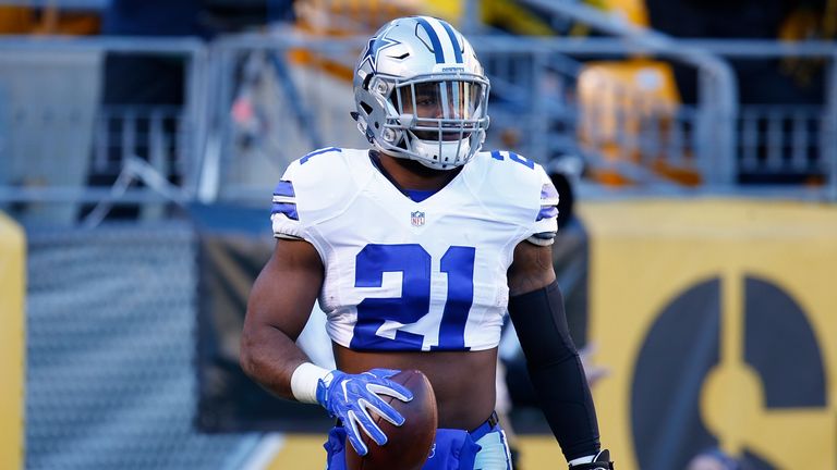 Ezekiel Elliott #21 of the Dallas Cowboys warms up before the game against the Pittsburgh Steelers at Heinz Field on Novembe