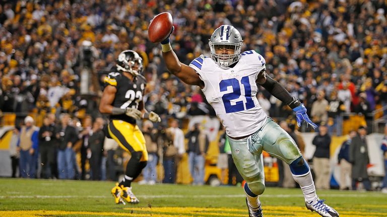 PITTSBURGH, PA - NOVEMBER 13:  Ezekiel Elliott #21 of the Dallas Cowboys celebrates his 32-yard rushing touchdown in the fourth quarter during the game aga