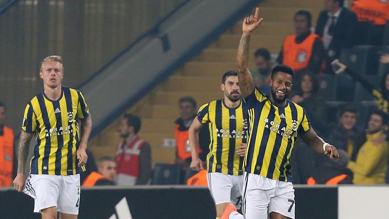 Fenerbahce's Jeremain Lens (R) celebrates after scoring against Manchester United