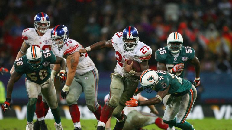 LONDON - OCTOBER 28:  Brandon Jacobs #27 of the Giants carries the ball during the NFL Bridgestone International Series match between New York Giants and  