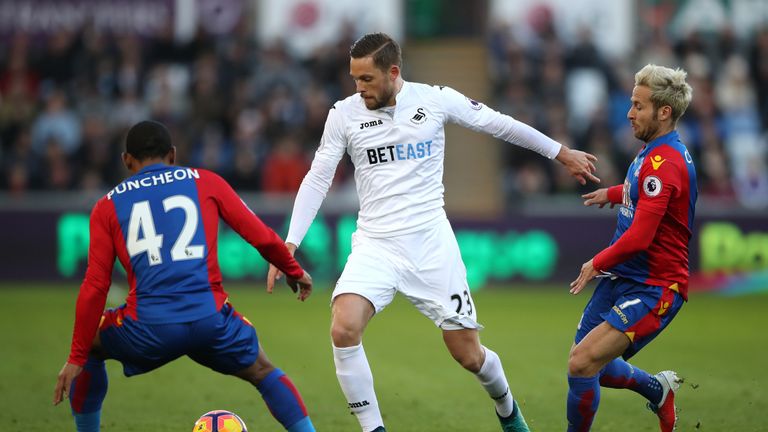 Jason Puncheon and Yohan Cabaye challenge Gylfi Sigurdsson for the ball