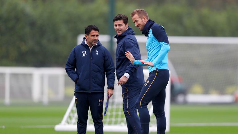 ENFIELD, ENGLAND - NOVEMBER 01:  Harry Kane speaks with manager Mauricio Pochettino and his assistant Jesus Perez during a Tottenham Hotspur training sessi