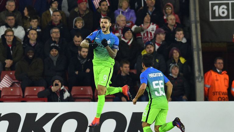 Inter striker Mauro Icardi (L) celebrates after scoring against Southampton