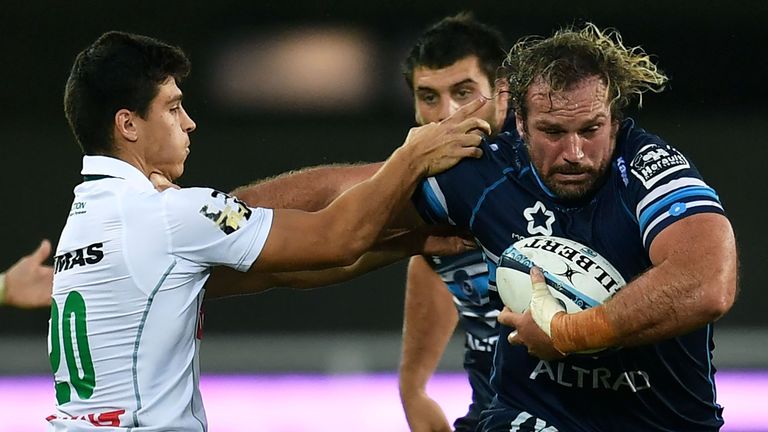 Montpellier's South African prop Jannie Du Plessis (R) vies with Pau's French scrumhalf Thibault Daubagna (L) during the French Top 14