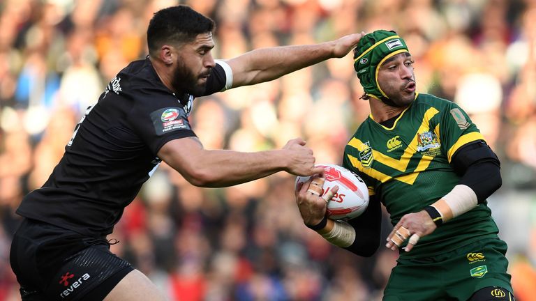 New Zealand's prop and captain Jesse Bromwich (L) vies with Australia's stand-off Johnathan Thurston 