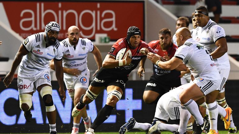 RC Toulon's Juandre Kruger (C) vies with Brive's French hooker Francois Da Ros (R) during the French Top 14 rugby union match Toulon vs Brive at the Mayol 