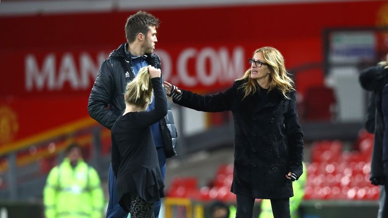MANCHESTER, ENGLAND - NOVEMBER 27:  Actress Julia Roberts talks to Michael Carrick of Manchester United after the Premier League match between Manchester U