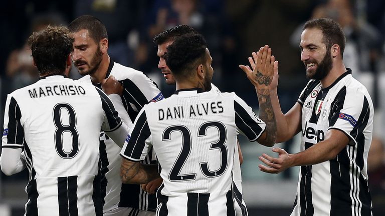 Juventus striker Gonzalo Higuain (R) celebrates with team-mates after scoring a penalty against Lyon