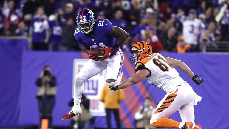 EAST RUTHERFORD, NJ - NOVEMBER 14:  Landon Collins #21 of the New York Giants intercepts a ball intended for Tyler Kroft #81 of the Cincinnati Bengals duri